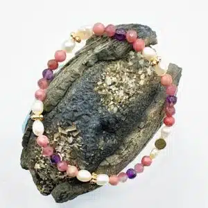 AMOUR et DOUCEUR- Bracelet Création en perles facettées de 4 mm avec mix perles d'Améthyste, Tourmaline rose, Rhodonite, nacre