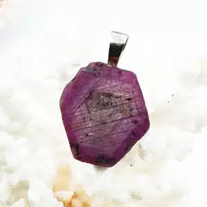 RUBIS - Joli tranche naturelle montée en pendentif