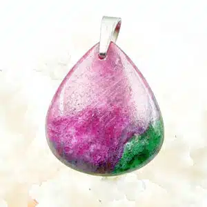 RUBIS sur ZOISITE (Anyolite) - Très joli pendentif de forme triangulaire