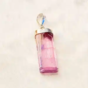 KUNZITE - Joli cristal brut monté en pendentif