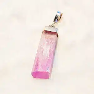 KUNZITE - Joli cristal brut monté en pendentif
