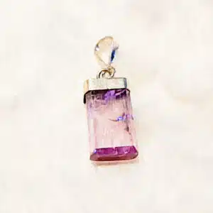 KUNZITE - Joli cristal brut monté en pendentif