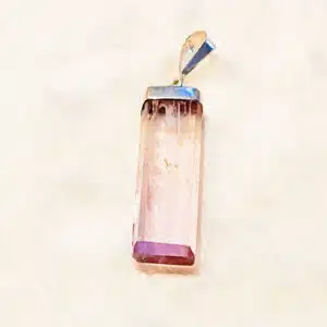 Kunzite - Joli cristal brut monté en pendentif