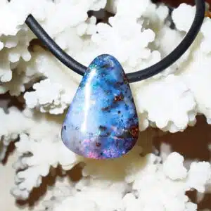 OPALE BOULDER BLEUE dans sa Matrice (Australie) - Cabochon percé monté en pendentif