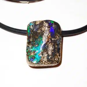 OPALE BOULDER BLEUE dans sa Matrice (Australie) - Cabochon percé monté en pendentif