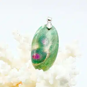 RUBIS SUR FUSHITE (Goodletite) -  Cabochon de forme ovale monté en pendentif
