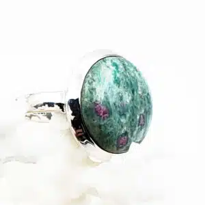 RUBIS SUR FUSHITE (Goodletite) -  Cabochon de forme ronde monté sur bague en argent 925/1000 - - Bague réglable