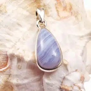 CALCEDOINE BLEUE - Joli pendentif en forme de poire montée sur Argent 925/1000