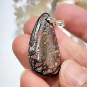 OPALE BOULDER ARC EN CIEL dans sa matrice (Australie) - Cabochon monté en pendentif