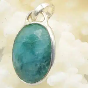 EMERAUDE - Cabochon facetté de forme ovale monté sur Pendentif en argent 925/1000