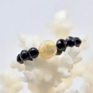 OPALE PRECIEUSE arc en ciel et SPINELLE noir - Jolie Bague Création montée avec des perles de 3 et 6 mm
