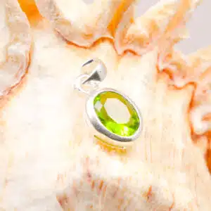 PERIDOT - Jolie Pierre facettée ovale montée en Pendentif sur argent 925/1000