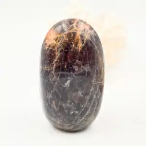 PIERRE DE LUNE NOIRE - Jolie Forme libre à fond plat de 622 Gr