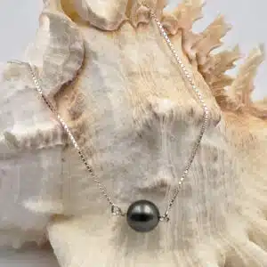 PERLE DE TAHITI - Très jolie perle ronde de 7 mm montée en Pendentif sur chaîne Argent 925/1000