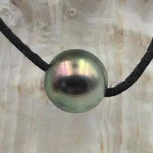 PERLE DE TAHITI - Incroyable perle ronde Grade A de 10.6 mm percée montée en collier / bracelet