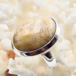 CORAIL FOSSILISE - Cabochon ovale monté sur bague réglable en Argent 925/1000