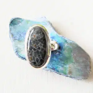 CORAIL NOIR FOSSILISE - Cabochon ovale monté sur bague réglable en Argent 925/1000