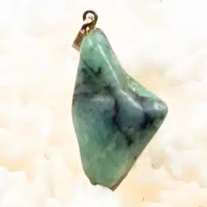 EMERAUDE - Pierre roulée montée en pendentif