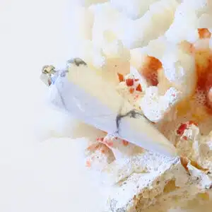 HOWLITE Grise - Pendentif en forme de prisme