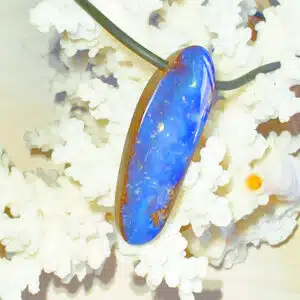 OPALE BOULDER BLEUE dans sa Matrice (Australie) - Cabochon format ovale percé monté en pendentif