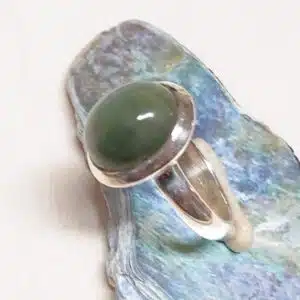 QUARTZ VERT OEIL DE CHAT - Joli cabochon ovale monté sur bague réglable en argent 925/1000