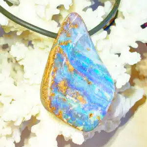 OPALE BOULDER BLEUE dans sa Matrice (Australie) - Cabochon forma losange percé monté en pendentif