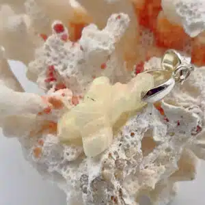 OPALE PRECIEUSE ARC EN CIEL (Welo - Ethiopie) - Montée en pendentif  - Spécimen unique forme libre feuille- 3.6 carats