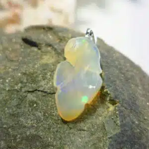 OPALE PRECIEUSE ARC EN CIEL (Welo - Ethiopie) - Montée en pendentif  - Spécimen unique forme libre feuille- 6 carats