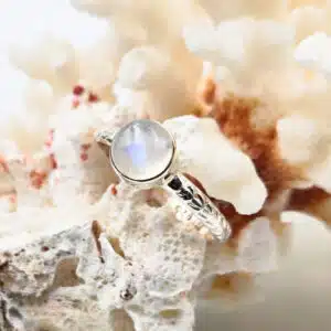 PIERRE DE LUNE blanche -  Cabochon rond monté sur bague ciselée taille 58 en Argent 925/1000