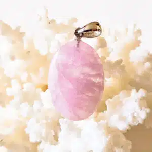 KUNZITE - Joli Cabochon ovale monté en pendentif