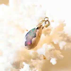 OPALE PRECIEUSE ARC EN CIEL (Welo - Ethiopie) - Montée en pendentif dans une gangue en résine