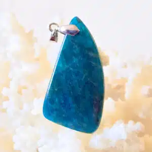 APATITE BLEUE - Pendentif de forme trigonale