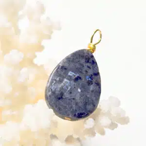 LARVIKITE - Création d'un pendentif en perle trigonale monté sur tige en acier doré à l'or fin