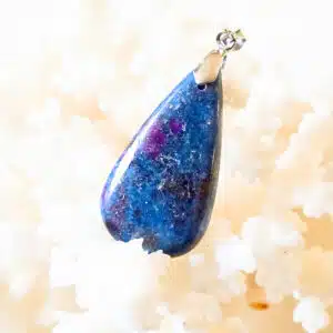 RUBIS sur Cyanite - Pendentif de forme trigonale monté en pendentif