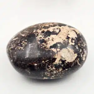 OPALE NOIRE (Mada.) - Joli galet de 146 grs