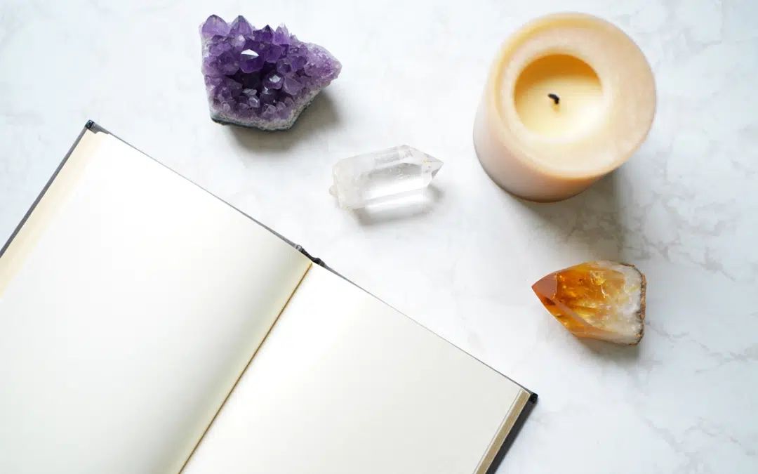 Clôturer 2025 en conscience : rituel de fin d’année avec les pierres pour accueillir 2026 en douceur