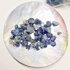 SAPHIR BLEU Thailande- Petits cristaux brut de 0,5 à 1 gr