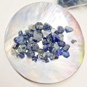 SAPHIR BLEU Thailande- Petits cristaux brut de 0,5 à 1 gr