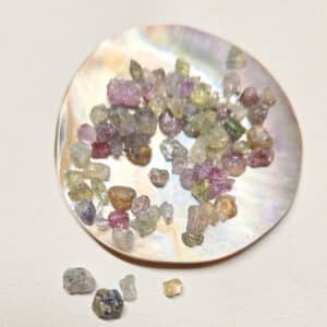 SAPHIR Multicouleur Madagascar- Petits cristaux brut de 0,5 à 1 gr