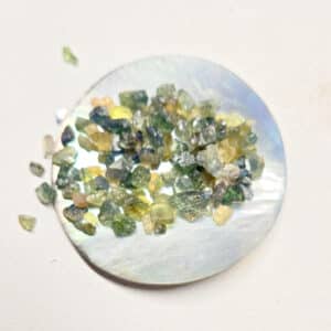 SAPHIR Vert- Bleu Vert Thailande- Petits cristaux brut de 0,5 à 1 gr