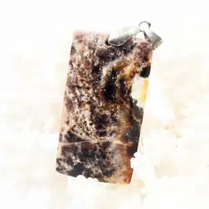 OPALE NOIRE (Mada.) - Joli pendentif rectangulaire de 5 cm