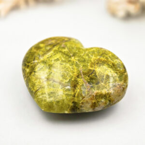 OPALE COMMUNE VERTE (Madagascar) - Joli coeur de 10 cm et 410 gr